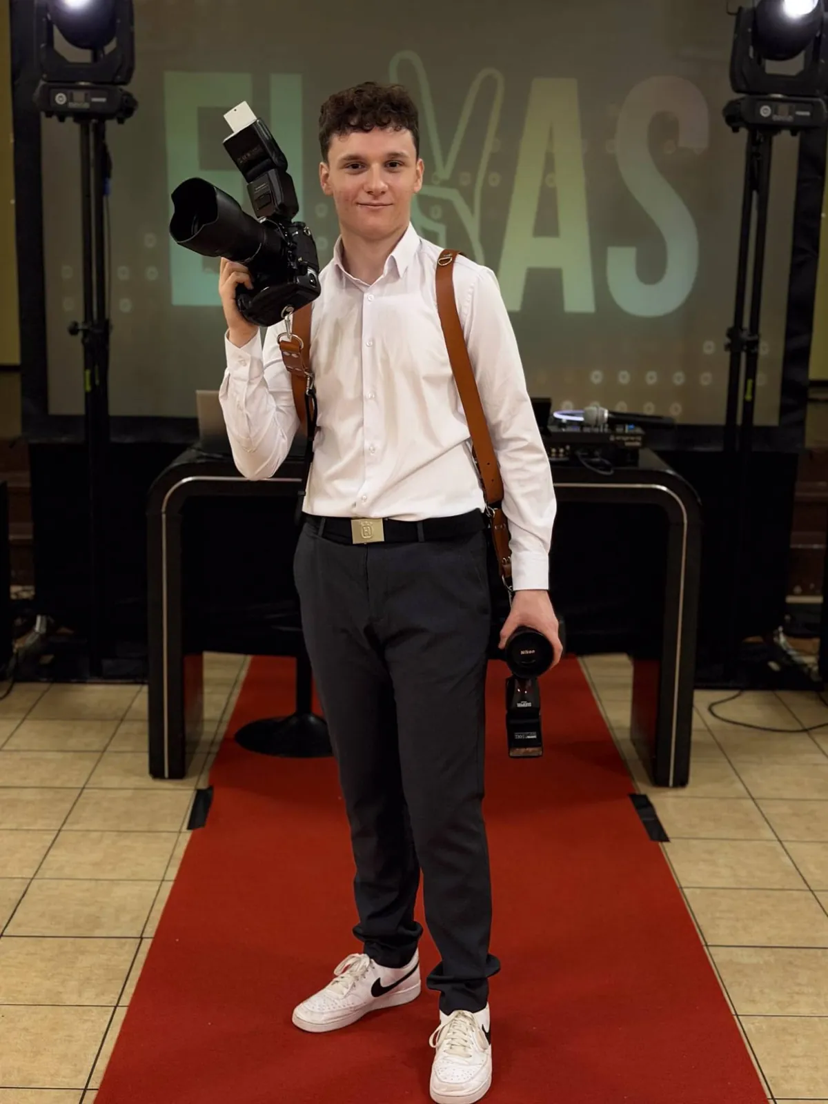 Bartosz Kaczmarek z aparatami na sali przed imprezą